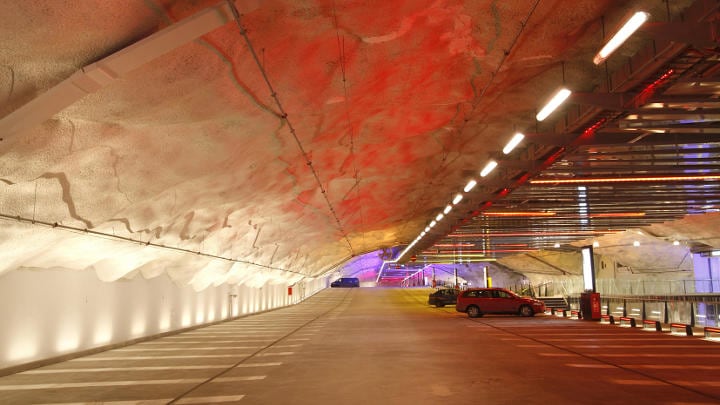Les ampoules de différentes couleurs du parking P-Hämppi permettent aux conducteurs de mieux retenir l’emplacement de leur véhicule