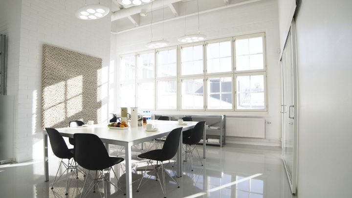 L'éclairage LED pour bureaux de Philips installé au sein de cette salle de réunion de Pentagon Design favorise la créativité