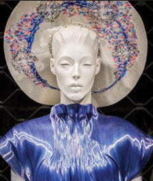 Une robe bleue sur un mannequin. La couleur est mise en valeur par les teintes LED Philips