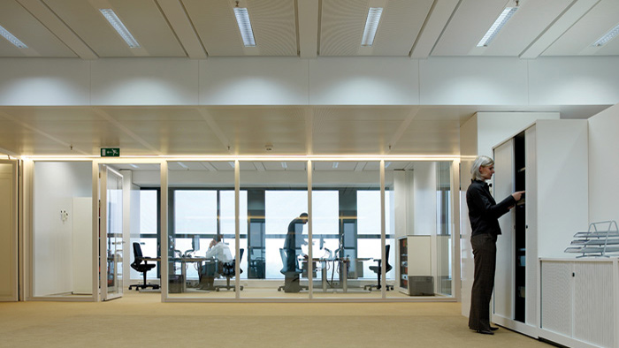Zone de bureaux mise en lumière par l'éclairage dynamique Philips 