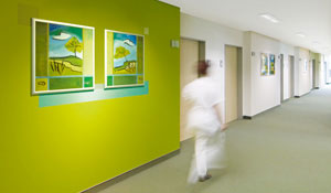 Une infirmière arpentant les couloirs d'un hôpital vert 