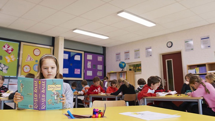 Étude : découvrez comment l’éclairage des écoles de SchoolVision a amélioré la performance des élèves par rapport à l’éclairage normal de la salle de classe