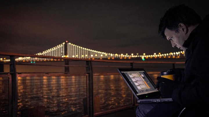 ActiveSite fournit une surveillance à distance centralisée, où que vous soyez, ainsi que des mises à jour automatiques de logiciels et de micrologiciels pour votre éclairage architectural Philips Color Kinetics