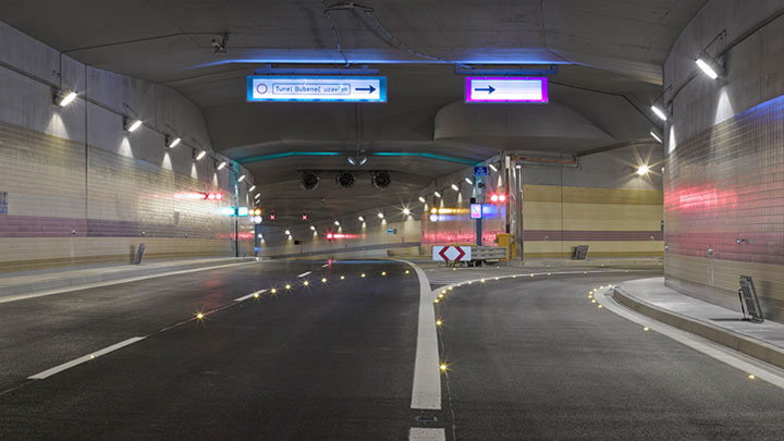 Les luminaires de balisage LED complètent les panneaux routiers et les panneaux de sécurité en améliorant la circulation et la sécurité