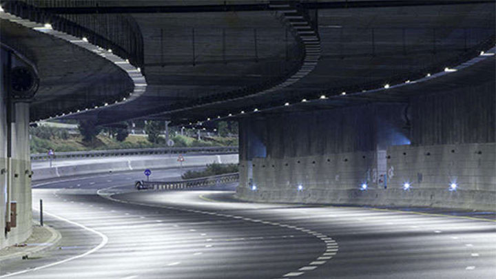 Réduisez les embouteillages avec des luminaires de balisage LED et des panneaux de sortie, des panneaux de signalisation et des panneaux de sécurité