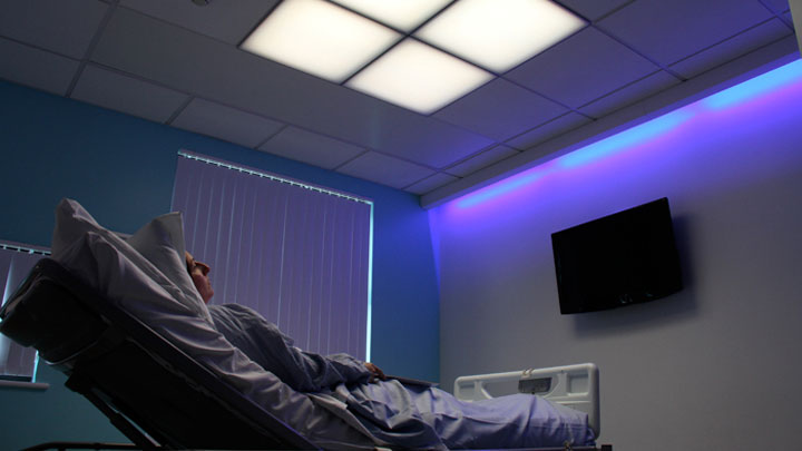 L’éclairage de la chambre d’hôpital HealWell de Philips Lighting influence les rythmes de sommeil du patient, contribuant à améliorer la guérison.