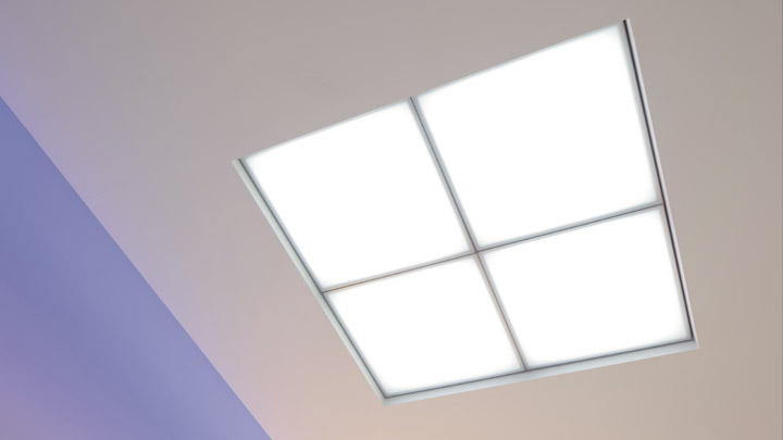 Les luminaires LED au plafond de HealWell de Philips Lighting offrent une lumière qui semble naturelle et soutient les rythmes du sommeil des patients