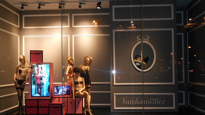Philips Lighting’s PerfectScene dynamic window gives you easy control of your store window LED lights