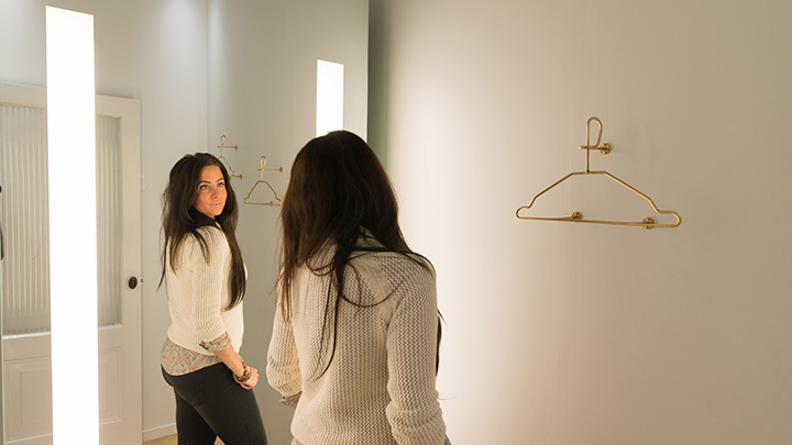 Cabine d’essayage PerfectScene de Philips Lighting : l’éclairage du miroir aide les clients à mieux penser leurs achats