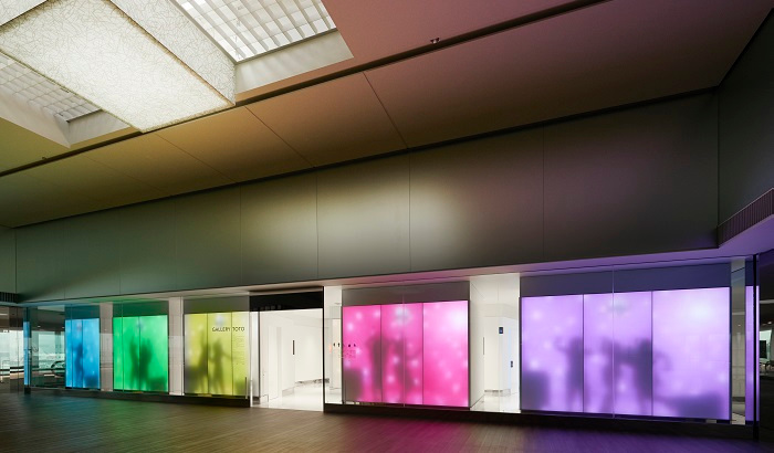 Des panneaux Luminous Textile brillent de toutes les couleurs de l’arc-en-ciel dans la galerie Toto de l’aéroport de Narita, au Japon