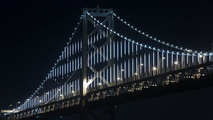 Bay Bridge illuminé à San Francisco 
