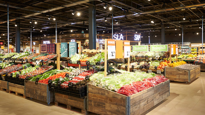 Le rayon fruits et légumes frais bien fourni d’un supermarché Albert Heijn. – éclairage Smart Retail
