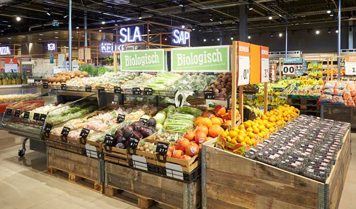 Le rayon fruits et légumes frais bien fourni d’un supermarché Albert Heijn.
