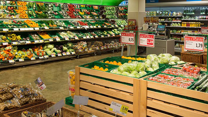 Le rayon fruits et légumes frais bien fourni d’un supermarché allemand. – réduire les coûts énergétiques