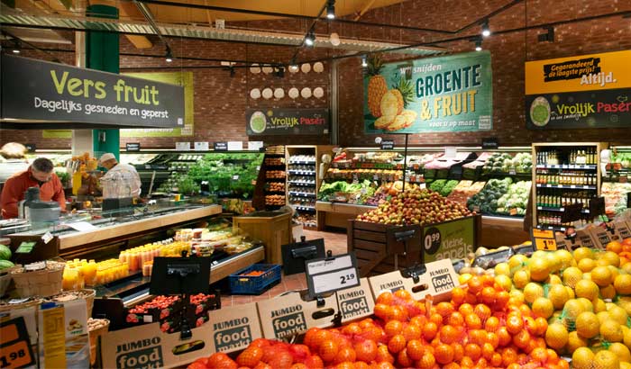 Le rayon fruits et légumes frais bien fourni du supermarché néerlandais Jumbo Foodmarkt