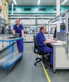 Placer les luminaires sur des rails améliore la visibilité dans les zones de production