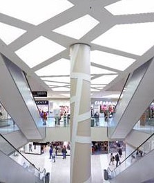 Tablette affichant la plateforme d’éclairage sur le cloud ActiveSite – Éclairage des centres commerciaux