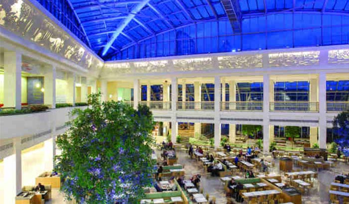Un atrium clair et aéré dans le centre commercial Bluewater