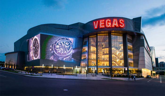 Larges panneaux publicitaires très colorés au centre commercial Vegas Crocus City à Moscou, en Russie