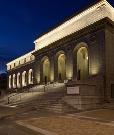 Bâtiment public éclairé par un système d’éclairage architectural à lumière blanche