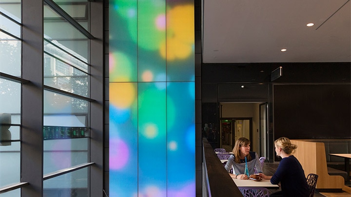 Un centre commercial de Dresde utilise Luminous Textile pour attirer les consommateurs – taux de conversion