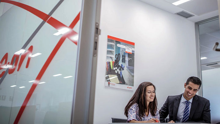 Employés dans un bureau – Optimisez vos espaces de travail grâce à des capteurs et à des commandes sans fil intégrées