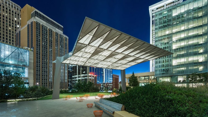Éclairage d’ambiance à SandRidge Commons, à Oklahoma City dans l’Oklahoma | Éclairage des espaces ouverts urbains