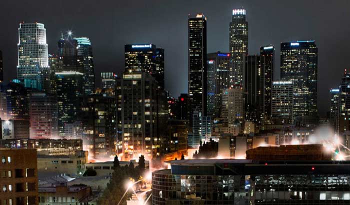 Los Angeles éclatant de couleurs et de lumières la nuit