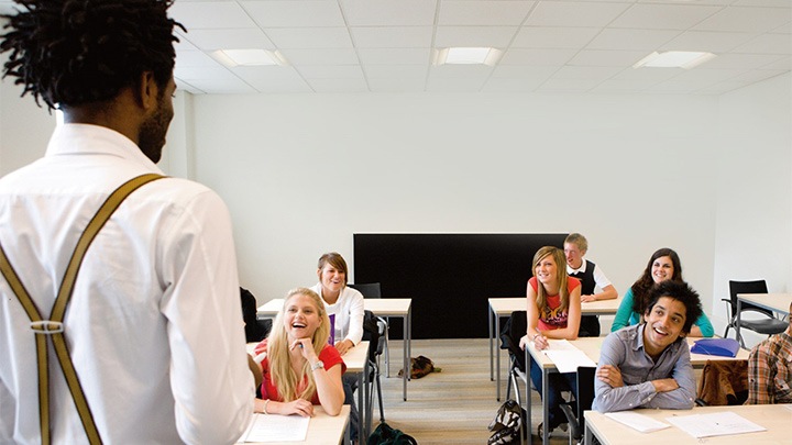 Optimisez l’espace et réduisez les coûts des établissements scolaires avec le système SpaceWise. | Éclairage des salles de classe 
