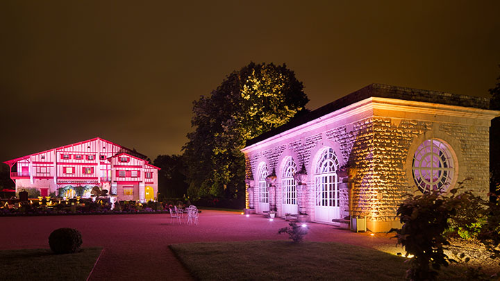 Une place illuminée par un système d’éclairage extérieur Philips